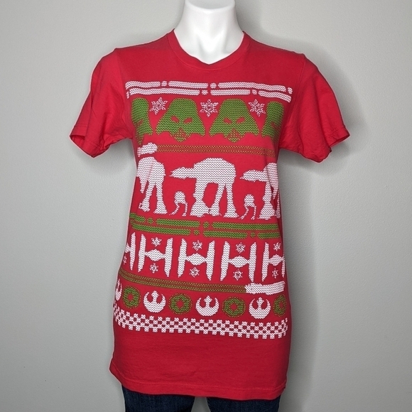 ✨3/$15 Star Wars red white green holiday Christmas t-shirt S - Picture 1 of 5